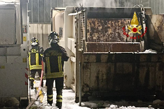 Pesaro - In fiamme compattatore, intervento dei vigili del fuoco